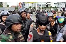 9 Jam Diblokade, Pasukan...