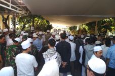 Pesawat Delay, Pemakaman...