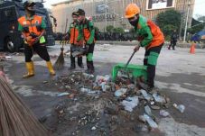 Bersihkan Sampah Bekas...