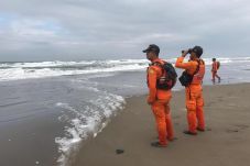 Berenang di Laut, Jenazah...