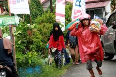 Tiga BUMN Salurkan Paket...