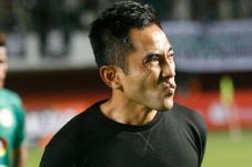 Hadapi Semen Padang,...