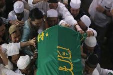 Zikir dan Tangis Iringi...