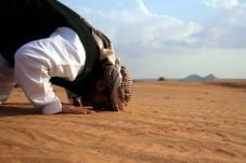 Bagaimana Cara Bersujud...
