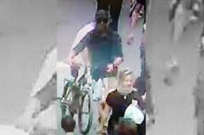 Polisi Prancis Buru...