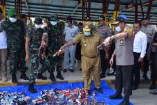 Polda Papua Musnahkan...