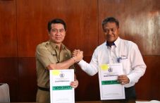 Bupati Suwirta Tandatangani...