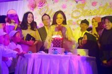 Usai Nyanyi dan Bisnis,...