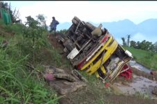 Bus Masuk Jurang di...