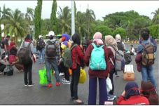 Kekurangan Bus, Ribuan...