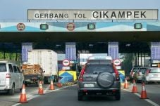 Lewat Tol Cikampek Utama,...
