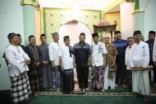 Usai Salat Subuh, Iqbal...