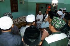 Sedang Mengimami Salat...