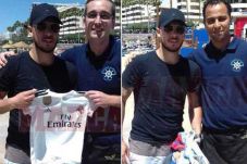 Eden Hazard Berpose...