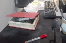 Membuka Buku Berisi...
