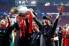 Klopp Rayakan Gelar...