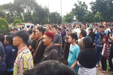 Warga Penuh Sesak Saksikan...