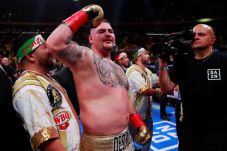 Andy Ruiz: Terjatuh...