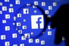Protes Facebook, Puluhan...