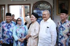 Gelar Open House, Alex...