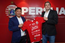 Persija Tunjuk Julio...