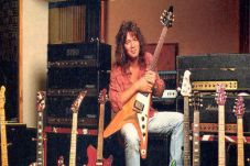 Berbentuk Gitar Eddie...