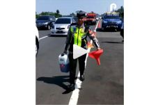 Viral Aksi Polisi Carikan...