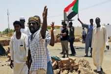 Demonstran Sudan Serukan...