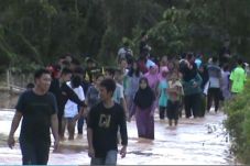 Kedinginan, Warga Korban...