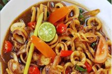 Cumi Pedas Manis, Teman...