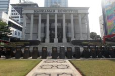 Batasi Pengunjung Sidang,...