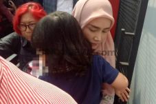 Bawa Dua Anaknya, Mulan...