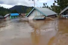 Gunakan Perahu SAR,...
