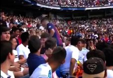 Pria Berkostum Barcelona...