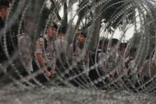 Jaga Gedung MK, Polisi-TNI...