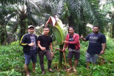 Warga Desa Sukarami,...