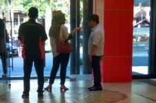 Perempuan yang Bersama...