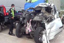Mobil Tabrak Truk di...