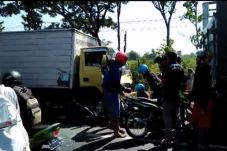 Truk Tabrak Motor di...