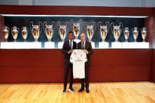 Real Madrid Resmi Perkenalkan...