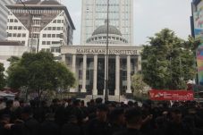 Bantah Dalil Tim Prabowo,...