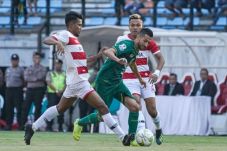 Tahan Persebaya, Madura...