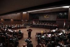 Hakim Tegur Saksi Prabowo-Sandi...