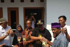 Dibedah, Rumah Reot...