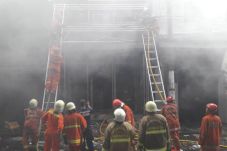 Gudang Kembang Api Terbakar,...