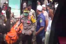 Petugas Gabungan Evakuasi...