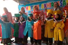Wisuda Anak Didiknya,...