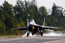 Pilotnya Diam, Penerbangan...