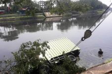 Tersangkut Batang Pohon,...