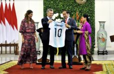 Jokowi Dapat Jersey...